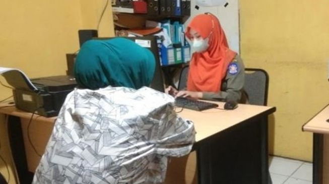 Mahasiswa dan Mahasiswi Tinggal Bareng Serumah Lalu Bertengkar, Saat Didatangi Warga Mengaku Sudah Nikah Siri